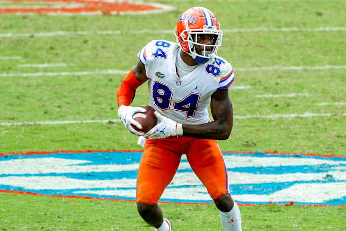 Kyle Pitts runs after the catch